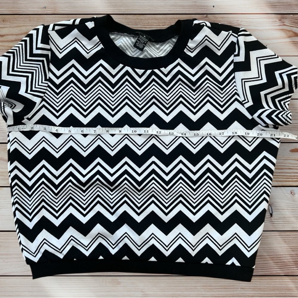 Rue21 Black White Chevron Print Zig Zag Short Sleeve Top Extra Large XL - Picture 2 of 6